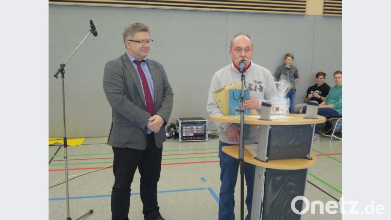 Jürgen Siegl (rechts) bedankt sich bei seinem Schulleiter German Helgert für die Abschiedsgeschenke. Bild: jzk