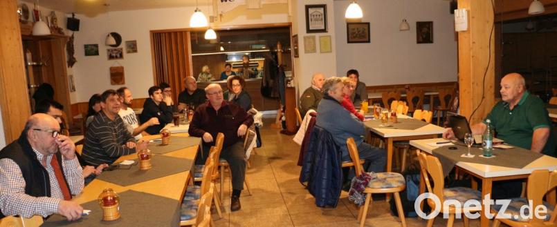 Immer wieder kann der Bienenzuchtverein Kemnath neue Interessenten für seine wichtige Tätigkeit gewinnen. Auch das Jahr 2019 startete mit dem ersten von insgesamt 17 möglichen Fachvorträgen. Bild: rpp