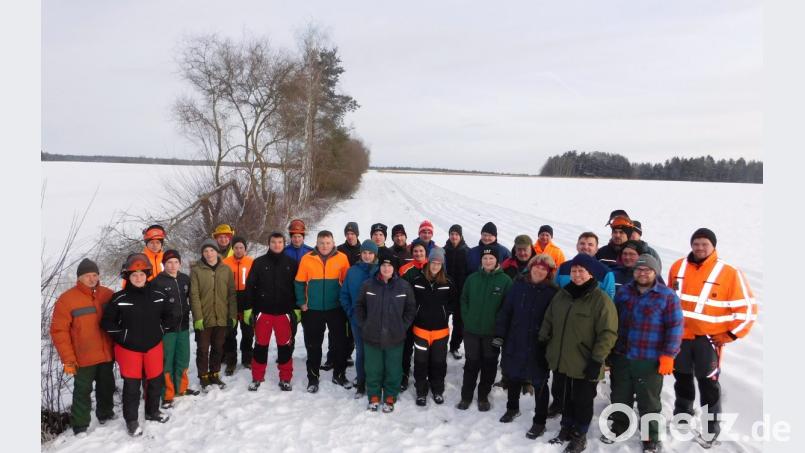 Die Schüler der zehnten Berufsschulklasse von Renate Trautner (vorne rechts) schneiden die Hecke als Teil ihrer praktischen Ausbildung – und sie haben großen Spaß an der Arbeit. Die fachliche Aufsicht übernimmt Geschäftsführerin Barbara Dahinten (links daneben) vom Landschaftspflegeverband Weidenberg. Bild: hai