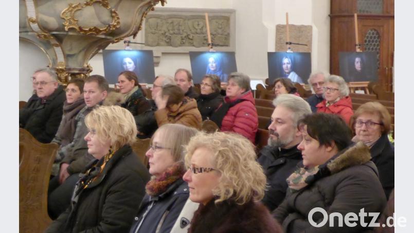 Interessierte Besucher der Vernissage Bild: fsb