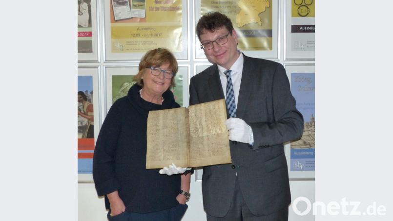 Elisabeth Mader übergab dem Bibliotheksdirektor Bernhard Lübbers die Fragmente von Thomas von Aquins „Summa Theologiae“. Bild: Susanne Wolke