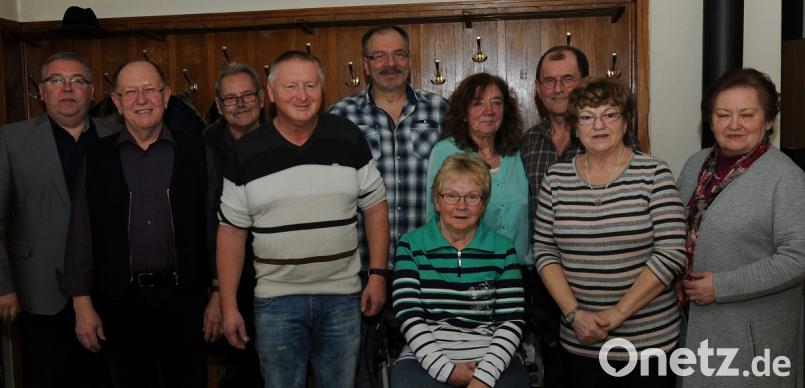 Seine langjährigen Mitglieder zeichnet der VdK-Ortsverband Schnaittenbach aus (von links): Bürgermeister Josef Reindl, Zweiter Vorsitzender Erwin Hofmann, Werner Graßler, Hermann Gallwitzer, Werner Reindl, Sigrid Fischer, Marianne Haimerl, Andres Mülle, Vorsitzende Renate Brucker und VdK-Kreisvorsitzende Marianne Kies-Baldasty. Bild: gf