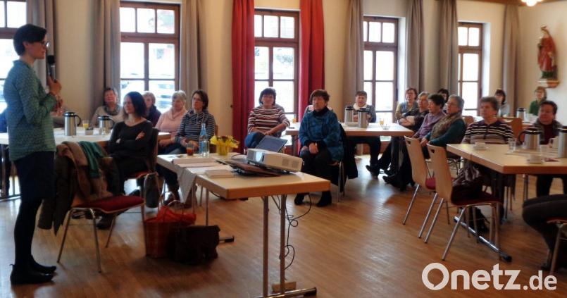 Nach dem Frauenfrühstück des Katholischen Frauenbundes referiert Dr. Cathrin Zügner über das Thema „Achtsamkeit“. Der Kopf ist randvoll mit Aufgaben. Vielen bereitet das große Probleme. Dabei reicht es, „einfach da zu sein“. Bild: lep