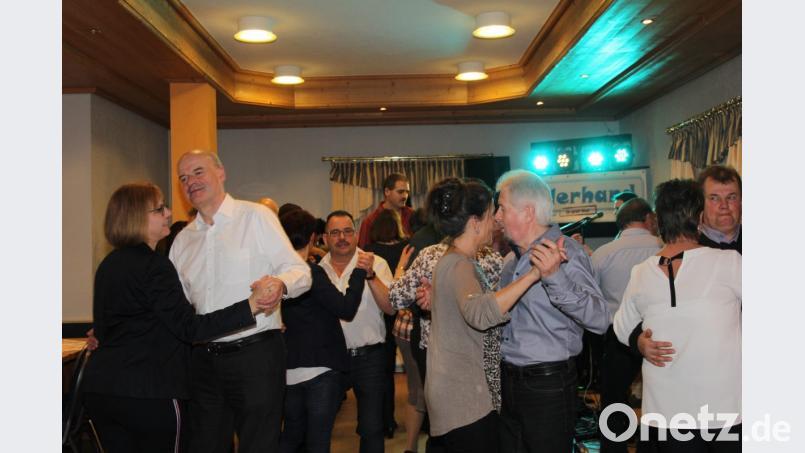 Beim Feuerwehrball in Lind tanzten die Gäste munter zu den Klängen des Duos "Allerhand". Oldies, Schlager und „Boarische“ brachten Stimmung in den Saal. Bild: frd