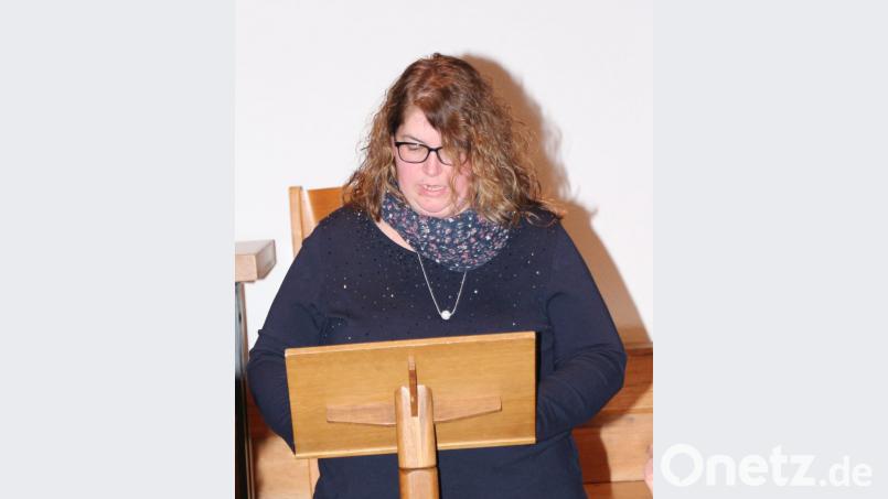 Eva Hoffmann, Schriftführerin des Katholischen Frauenbundes Kastl, trägt das Protokoll der letzten Jahreshauptversammlung vor. Bild: rpp