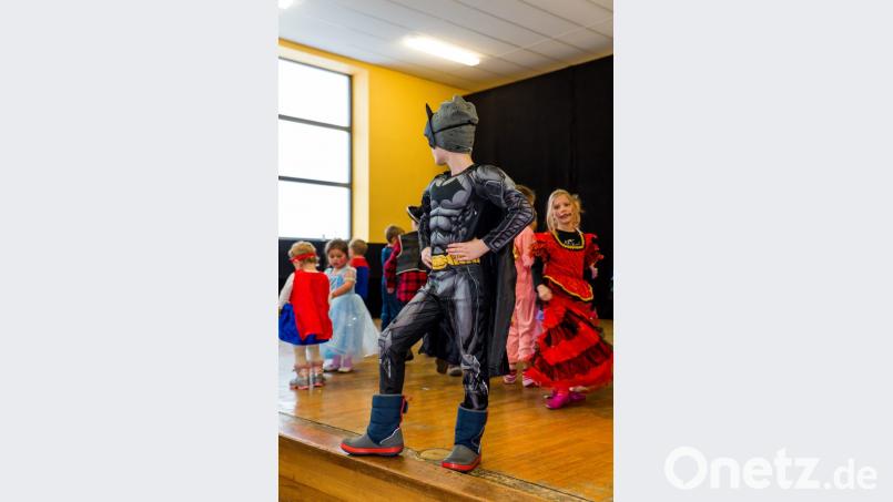 Batman wacht über den Kinderfasching. Bild: sml