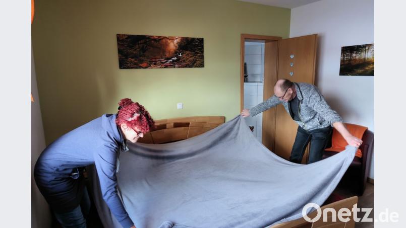 Sabine Friebus ist die „Chefin“ der Pension „Steinwaldblick“. Beim Zimmerservice hilft Ehemann Stefan gerne. Bild: bsc