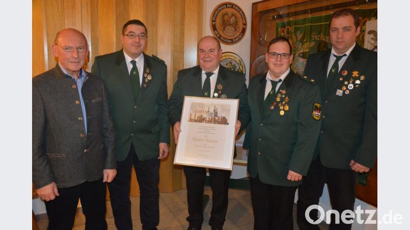 Zum Ehrenschützenmeister wurde Bruno Rosner (Mitte) beim Schützenverein „Tell“ Hundsbach ernannt. 27 Jahre lang führte er den Verein als Schützenmeister.Im Bild die Nachfolger mit Schützenmeister Bernhard Ernstberger (Zweiter von links), sowie seine Stellvertreter Uwe Friedrich (Zweiter von rechts), Max Ernstberger (rechts) und Waldsassens 2. Bürgermeister Karl-Heinz Hoyer. Bild: jr