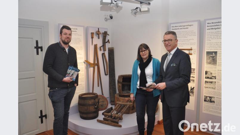 Vielseitig und interessant gestaltet sich wieder das MQ-Jahresprogramm, das (von links) Museumsleiter Ludwig Bundscherer, Mitarbeiterin Petra Römer und Bürgermeister Franz Stahl jetzt vorstellten. Bild: ws