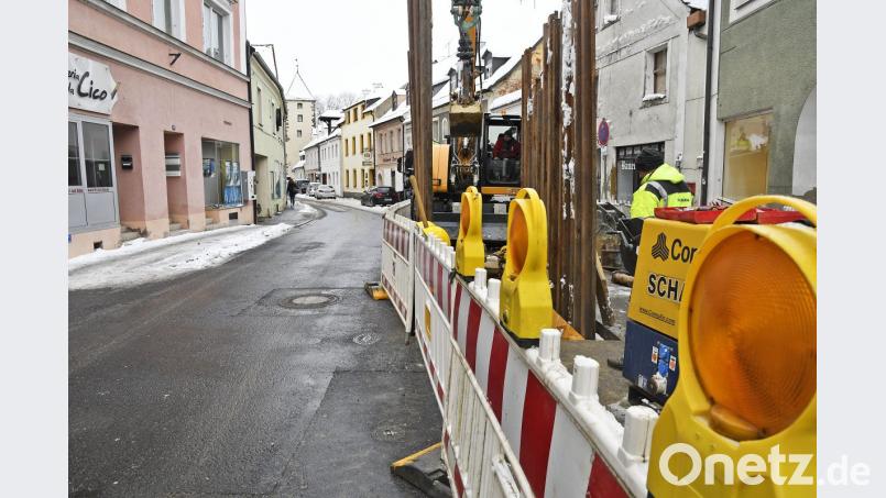 In der Oberen Nabburger Straße laufen derzeit die Restarbeiten, die wegen der Winterpause unterbrochen werden mussten. Sie dauern aber nur bis Ende nächster Woche, heißt es aus dem Rathaus. Bild: Petra Hartl