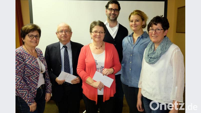 Arbeiten und spenden, heißt es beim Katholischen Frauenbund Speinshart. Ein Großteil der Einnahmen aus Veranstaltungen fließt wohltätigen Zwecken zu. In der Generalversammlung überreichen Vorsitzende Elisabeth Nickl (rechts) und ihre Stellvertreterin Maria Seitz (von links) überreichen diesmal Spendenschecks über je 300 Euro an Bernhard Steghöfer (Förderverein für Schwerkranke), Elisabeth Merkl (Frauenhaus der Diakonie Weiden) und das Ehepaar Kiener (Verein „Karolina“ zur Unterstützung misshandelter Kinder)). Bild: do
