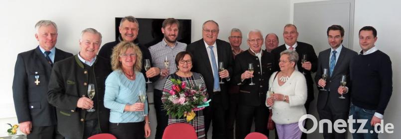 Der CSU-Kreisverband Weiden und MdL Stephan Oetzinger (Zweiter von rechts) für den CSU-Kreisverband Neustadt/WN gratulierten Maria Schnurrer (mit Blumenstrauß), 3. Bürgermeister Lothar Höher (Siebter von links) und Stadtrat a. D. Hans Hiermaier (Sechster von rechts) zu ihren Geburtstagen. Bild: Dobmeier