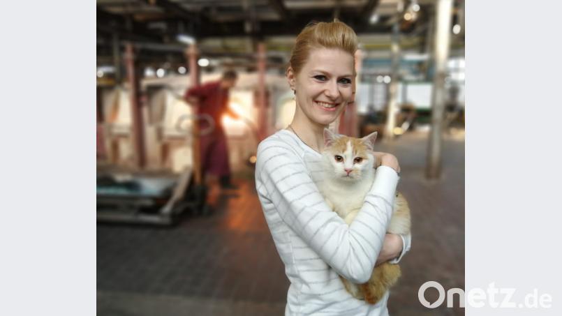 "Felix" auf dem Arm von Hüttenkatzen-Oberpflegerin Stefanie Reichl. Bild: exb