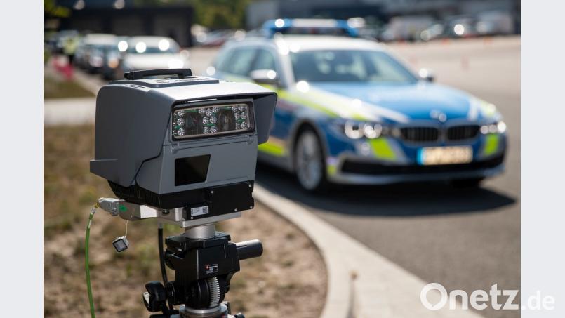Eine transportable automatisierte Kennzeichenerkennungs-Anlage (AKE) steht vor einem Polizeiauto. Bild: Daniel Karmann/dpa