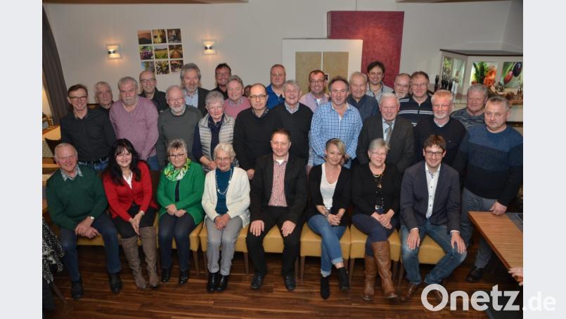 Alexander Thomas (vorne, Vierter von rechts) übernimmt als Vorsitzender die Siedlergemeinschaft und bewahrt den Verein vor der drohenden Auflösung. &quot;Ich wollte Schlimmeres verhindern&quot;, sagt der neue Mann an der Spitze. Zweiter Bürgermeister Uli Münchmeier (vorne, rechts) der mit dem offiziellen Stadtvertreter Stadtrat Johann Gösl (mittlere Reihe, Dritter von rechts) die Veranstaltung besucht, bittet die Mitglieder, dem Neuen eine Chance zu geben. Bild: dob