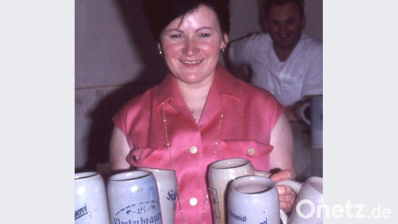 Historisches Foto von der Einweihungsfeier von St. Konrad in Mendorferbuch: Die namentlich nicht bekannte Bedienung kredenzt Bier der Brauerei Thorhirl aus Ensdorf in Steinmaßkrügen. Repro: schß