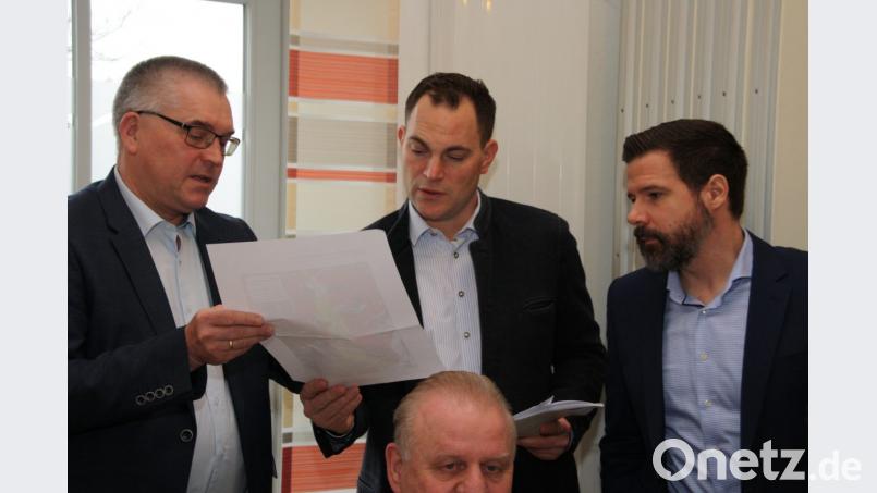 Der Pfreimder Bürgermeister Richard Tischler erklärte den Tennet-Vertretern Andreas Herath und Jörg Hüber (von links) seine Einwendungen. Bild: Christopher Dotzler