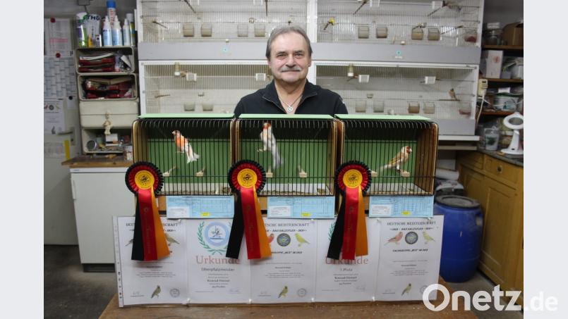Bei ihm piept’s gewaltig: Vogelzüchter Konrad Dötterl holt in drei Kategorien den Titel eines Deutschen Meisters. Bild: stg
