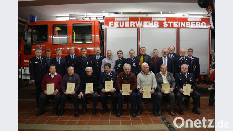 Für langjährige aktive Dienstzeiten oder jahrzehntelange Treue wurden zahlreiche Mitglieder der Feuerwehr Steinberg am See geehrt. Bild: sja