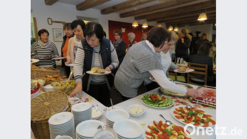 Beim reich bestückten Frühstückbüfett wurde kräftig zugelangt. Bild: ubb