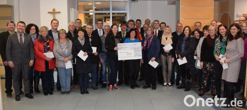 Da war natürlich die Freude bei allen groß. Spendengelder in Höhe von 30 900 Euro aus dem Gewinnspartopf der Raiffeisenbank Unteres Vilstal überreichten deren Vorstände Karl Schlagbauer (hinten, Bildmitte) und Dr. Michael Doblinger (Zweiter von links) an Vereine und Institutionen. Bild: bö