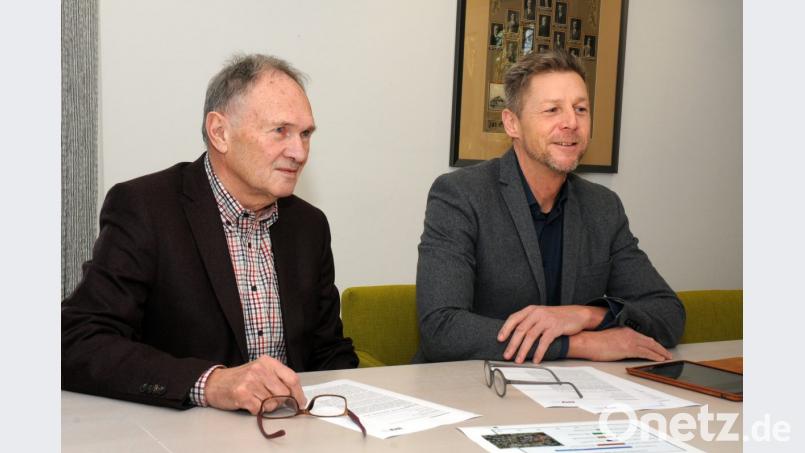 Haben sich vorgenommen, rund ein Drittel des Bestands, das sind 421 Wohnungen zu sanieren (von links): ehrenamtlicher Genossenschaftsvorstand Franz Fuchs und Geschäftsführer Dieter Gerl. Bild: Stephan Huber