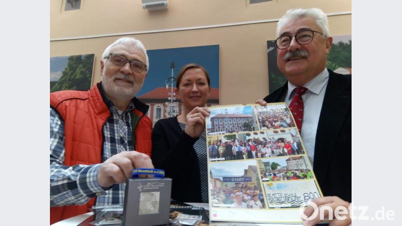 Reinhold Zapf (von links), Renate Greiner und Bürgermeister Troppmann sprechen von einem ereignisreichen Stadtjubiläum. Die Bilder der Feierlichkeiten zieren einen Kalender, der im Rathaus und rund 200 Haushalten Monat für Monat viele Erinnerungen weckt. Bild: ui