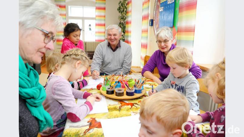 Gemeinsam hatten Alt und Jung beim Großelterntag des evangelischen Kindergartens Regenbogen viel Spaß. Bild: njn