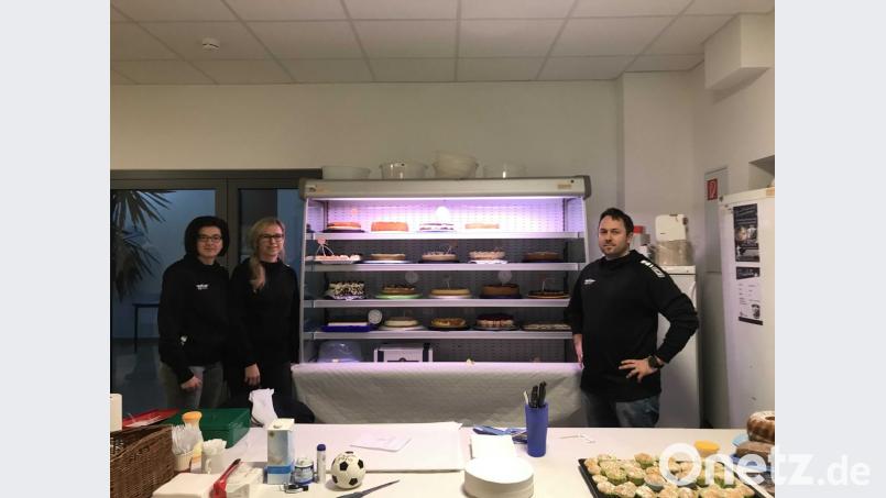 Bereits ab 8 Uhr standen die Eltern und Betreuer der E-Jugend mit 60 Kuchen und Torten bereit, bevor dann der große Ansturm begann und die Organisatoren bereits um 15 Uhr &quot;ausverkauft&quot; melden konnten. Bild: sei