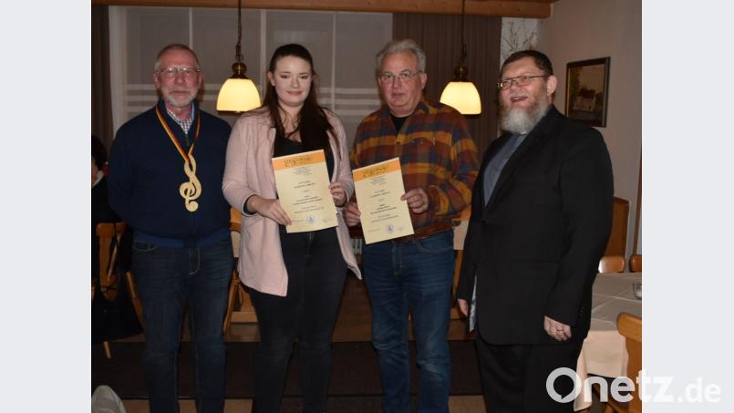 Chorleiter Karl-Heinz Brand mit den geehrten Chormitgliedern Madeleine Schneider und Norbert Höfer sowie Pfarrer Robert Ploß (von links). Bild: exb