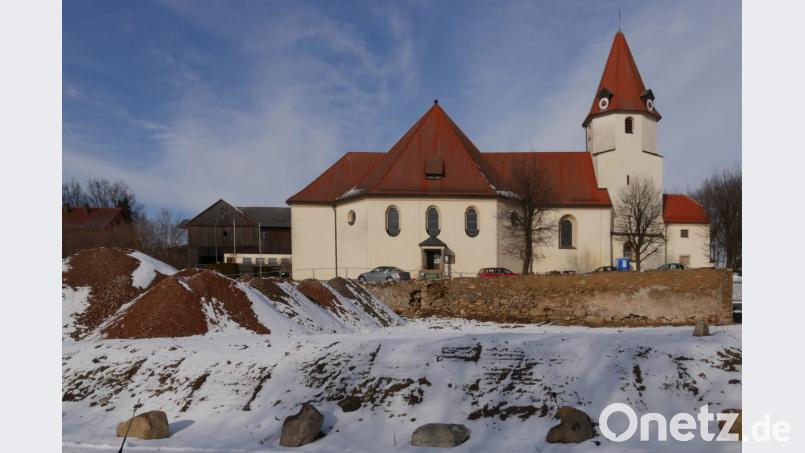 Das Grundstück unterhalb der Kirche in Großkonreuth kaufte die Marktgemeinde und ließ das alte, marode Bauernhaus darauf abbrechen. An dieser Stelle würde sich in der Dorfmitte ein Dorfladen anbieten. Bild: tr