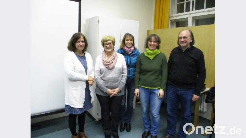 Referentin Sabine Leistner zusammen mit Gudrun Sirtl, Angela Frank, Christina Kunz und Harald Hertel (von links) von der Steuerungsgruppe „Fair Trade Town Waldsassen“. Bild: exb