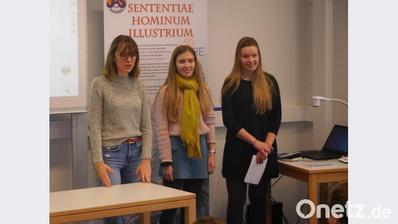 Latein für Kinder: Die Jugendlichen stellen ihre Kinderbücher im Pixi-Format vor. Bild: exb