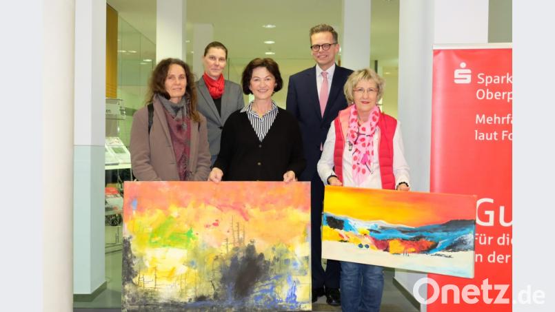 Katja Beer (Geschäftsstellenleiterin Regionalcenter) und Vorstandsmitglied Alexander Brittinger (Zweite und Vierter von links) freuen sich mit den Künstlerinnen Bärbel Hornung, Christiane Geiß und Irene Ehemann (von links) über die Ausstellung. Bild: exb