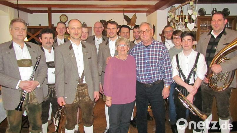 Andreas Anger mit seiner Ehefrau Martha inmitten der „Pressather Musikanten“. Dirigent Martin Wolf (4. Von links) und Vorsitzender Andreas Kiener (rechts) gratulierten zusammen mit allen Musikern. Bild: is