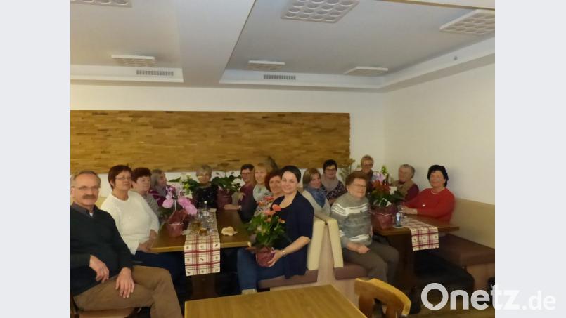 Auch in Sunzendorf gab es Dankesworte und Blumen. In der Mitte sitzend Ortsbäuerin Regina Leipold. Bild: fm