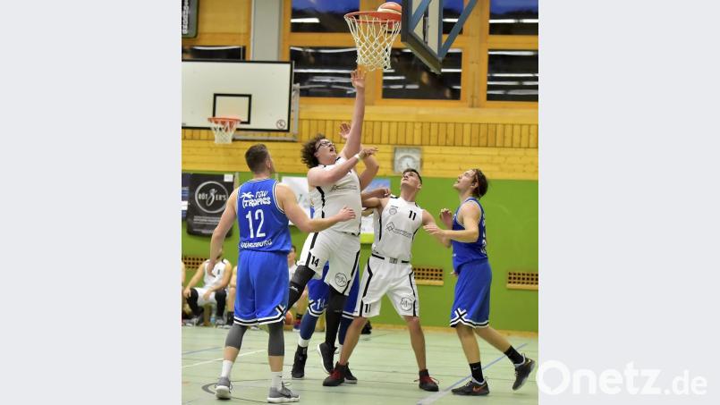 Alles Strecken half nichts, die BG Sulzbach-Rosenberg (Andre Wing beim Wurf, rechts Patrick Laramy) verlor beim TSV Neuötting mit 46:67. Archivbild: Hubert Ziegler