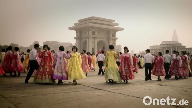 Es sind die skurrilen und absurden Bilder, wie hier der Massentanz von Pärchen in Nordkorea, welche Ferstls Dokumentarfilm Ausdruckskraft verleihen. Bild: Caporetto Film
