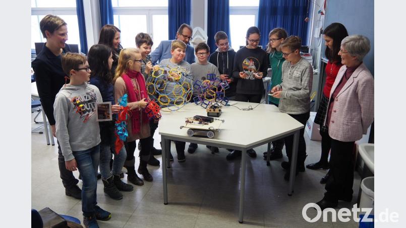 Viele Mädchen begeistern sich für die Technik in der Schülerforschungswerkstatt des Kepler-Gymnasiums. Ganz vorne ein autonom fahrendes Fahrzeug. Es fällt nicht vom Tisch. Bild: Bühner