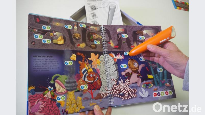 Interaktiv und doch noch im Buchformat: Die Bücherei lockt auch mit Tiptoi-Spielen. Bild: bl