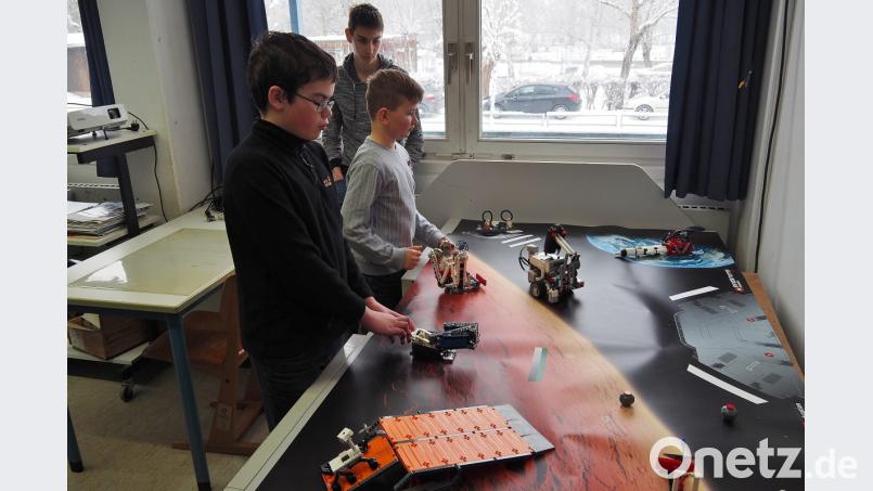 Robotertechnik in verschiedenster Form, alles selbstständig von den Schülern programmiert. Bild: Bühner