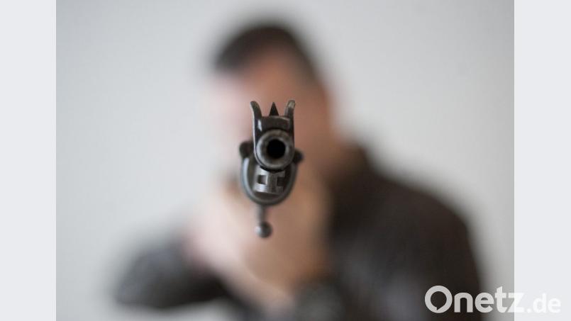 Die Polizei fand Waffen in Schwarzenbach. Symbolbild: Victoria Bonn-Meuser/dpa