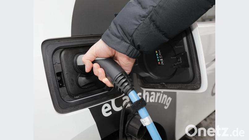 Bild: Wolfgang Steinbacher
E-Carsharing des Zweckverbandes Kommunale Verkehrsüberwachung, Geschäftsführer Maximilian Köckritz Bild: Wolfgang Steinbacher