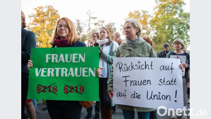 Frauen halten bei einer Kundgebung vor Beginn eines Berufungsprozesses gegen die Gießener Ärztin Hänel am Landgericht Plakate. Mit einer Reform des Abtreibungsparagrafen 219a beschäftigt sich am Mittwoch das Bundeskabinett. Kritik am Gesetz kommt auch aus der Oberpfalz. Bild: Silas Stein/dpa
