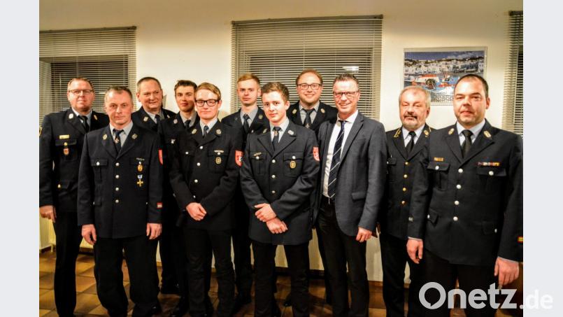 Freuen sich über die guten Leistungen der jungen Feuerwehrmitglieder (von links): Kreisbrandinspektor Martin Schmidt, Vorsitzender Bernhard Wisgickl und Kommandant Josef Luber sowie (von rechts) Kreisbrandmeister Marco Weiß, Kreisbrandrat Fredi Weiß, Bürgermeister Hermann Falk und Zweiter Kommandant Sebastian Trummer. Bild: fdl