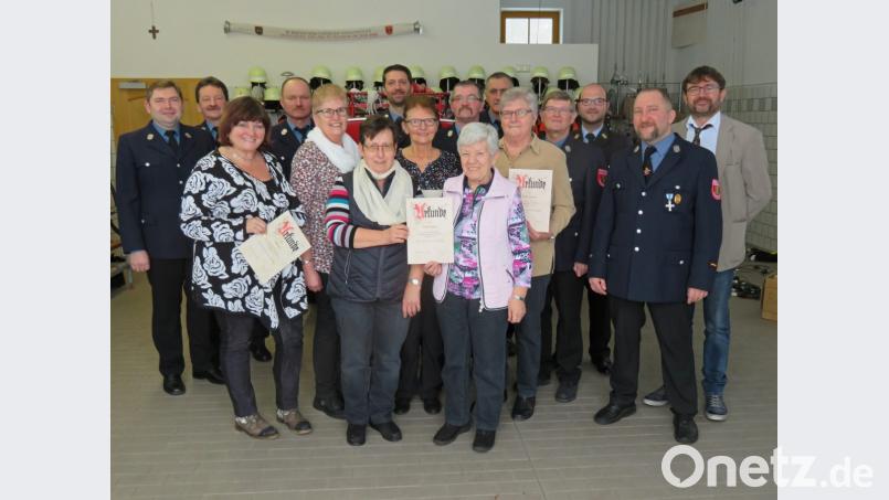 Die Feuerwehr Filchendorf ehrt bei der Jahreshauptversammlung zahlreiche Mitglieder für ihre Treue. Darunter auch die Gründungsmitglieder der Damenfeuerwehr. Bild: ow