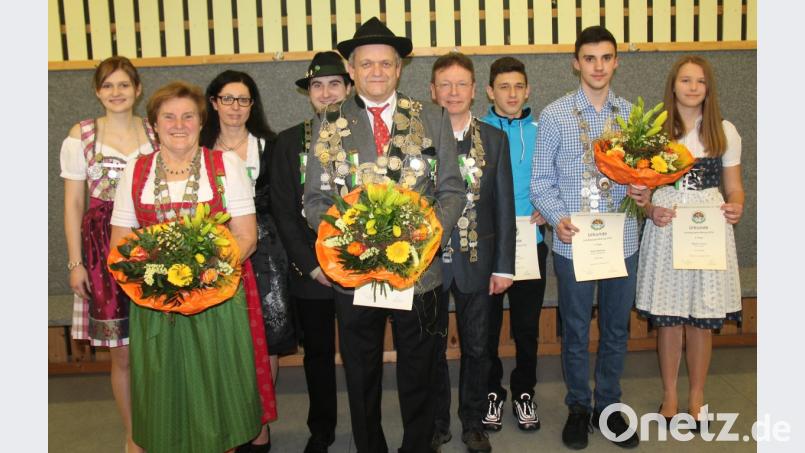 Die neuen Würdenträger des Oberpfälzer Schützenbundes mit ihren Stellvertretern, (von links) Katharina Schinner, Herta Zeiler, Daniela Schrei, Marco Schießl, Karlheinz Hein, Ludwig Hecht, Julius Falk, Bastian Hartl und Laura Bauer. Bild: dl