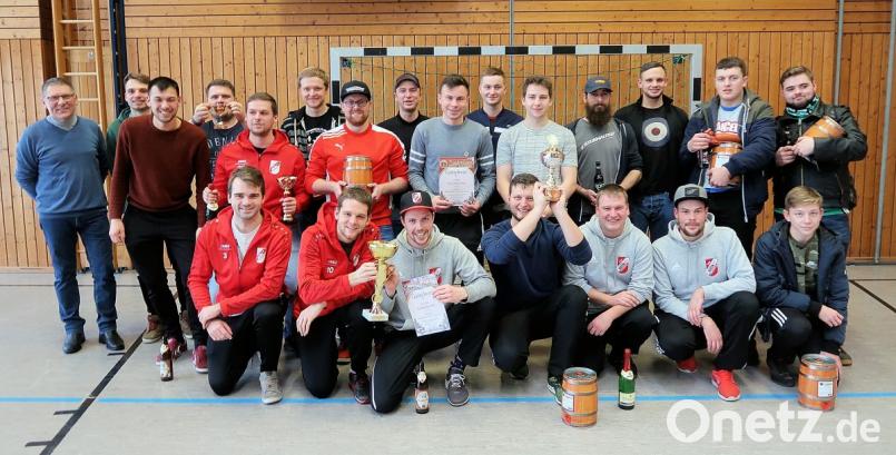 Zweiter Bürgermeister Oskar Schuster (links) gratulierte der Siegermannschaft „TuS laufender Hahn“ (vorne) des achten Fußball-Hallenturniers. Seine Glückwünsche galten auch den Vertretern der weiteren Teams zu den erreichten Platzierungen. Bild: bsc