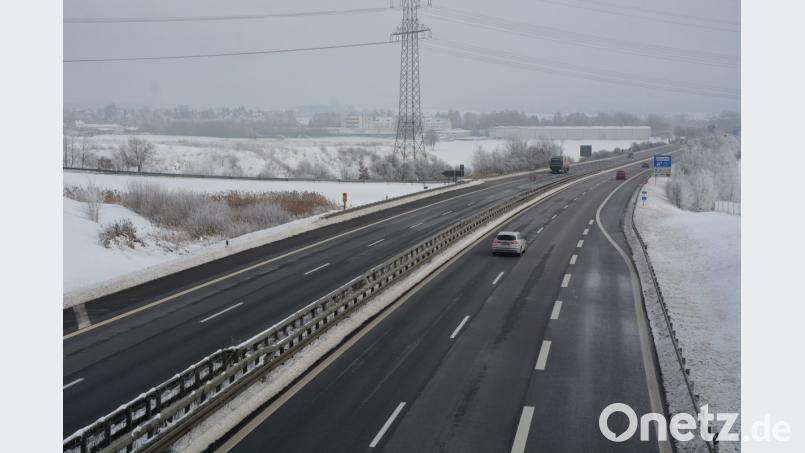 Nach wie vor gibt es trotz gegenteiliger Aussagen von Behördenseite Hoffnungen in Mitterteich, dass die geplante Gleichstromtrasse (Süd-Ost-Link) entlang der A93 entstehen kann. Im Hintergrund ein Mast und Leitungen des bestehenden Ostbayernrings, der in den kommenden Jahren erneuert wird. Bild: jr