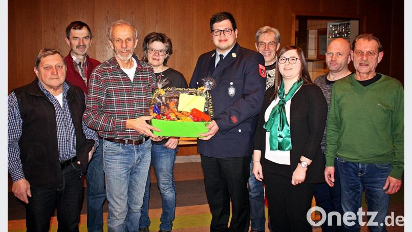 Robert Spickenreuther (Dritter von links) feiert 70. Geburtstag mit (von rechts) Heribert Schiller, Mario Bäumler, Vanessa Bäumler, Otto Nachbauer, Lukas Neumann, Beate Spickenreuther, Georg Förster und Manfred Kraus. Bild: zer